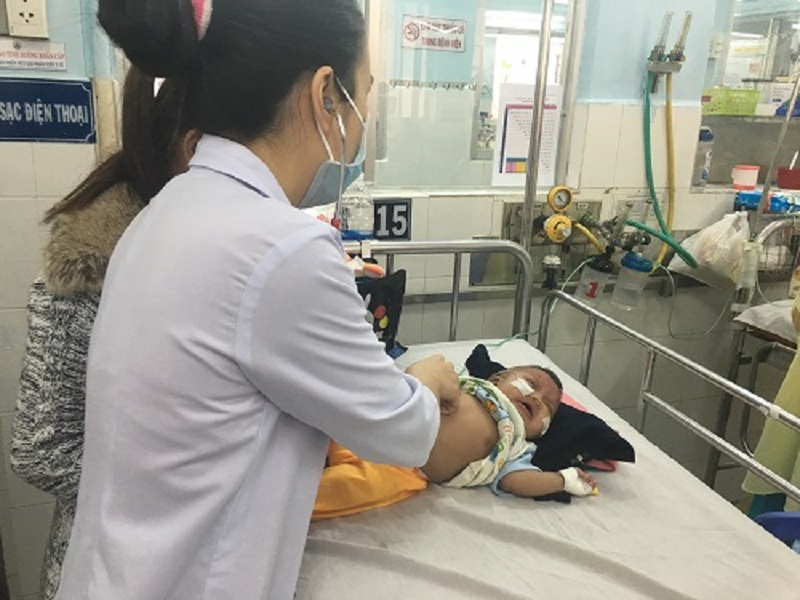 Trẻ nhỏ là một trong những đối tượng nguy cơ dễ mắc viêm phổi trong mùa lạnh Trẻ nhỏ là một trong những đối tượng nguy cơ dễ mắc viêm phổi trong mùa lạnh