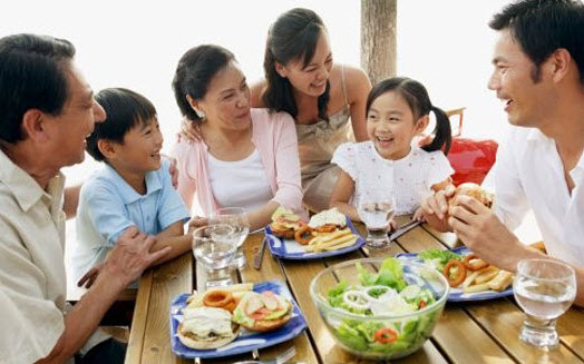 Trẻ em ăn Tết thế nào để không hại sức khỏe